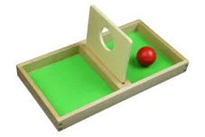 Deska s otvorem k prostrkávání míčku a disku