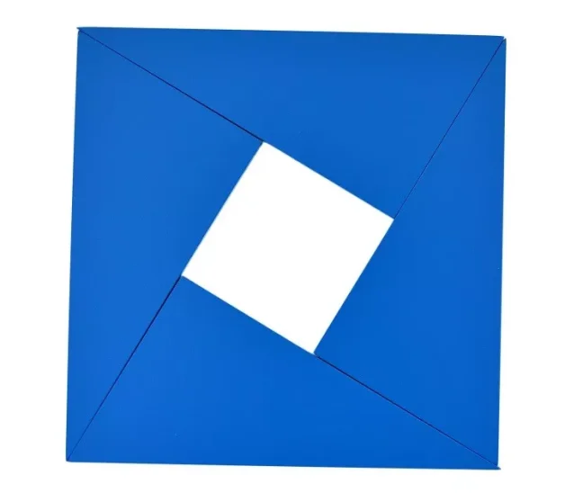 Krabička s modrými trojúhelníky