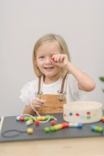 PlanToys Navlékání korálků v boxu