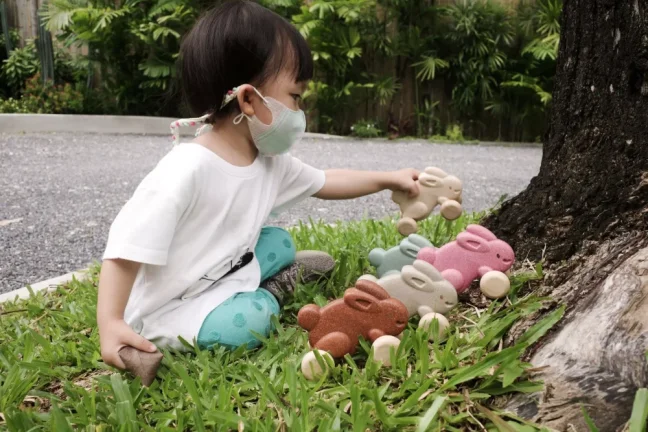 Jezdící zajíc - šedý