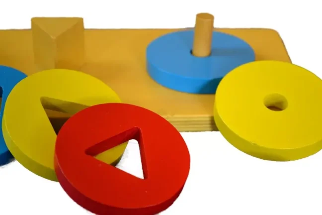 Barevné kruhové cihly s různými tvary uvnitř