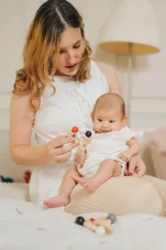 PlanToys Kontrastní chrastítko s korálky