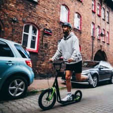 Koloběžka NILS Extreme WH10201 s pumpovanými koly 16/20"