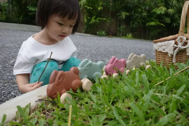 Jezdící zajíc - šedý