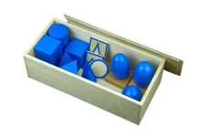 Moyo Montessori Geometrická tělesa s podstavci a krabicí