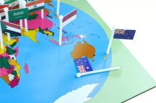 Svět - mapa s vlajkami (na stojánku)