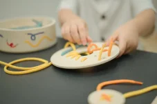 PlanToys Provlékání tkaniček v boxu