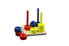 Barevné kroužky na 3 kolících