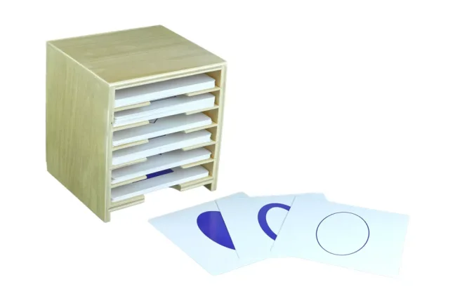 Komoda pro uložení geometrických karet