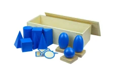 Moyo Montessori Geometrická tělesa s podstavci a krabicí