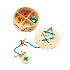 PlanToys Provlékání tkaniček v boxu