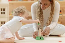 PlanToys Navlékání kroužků - horizontální