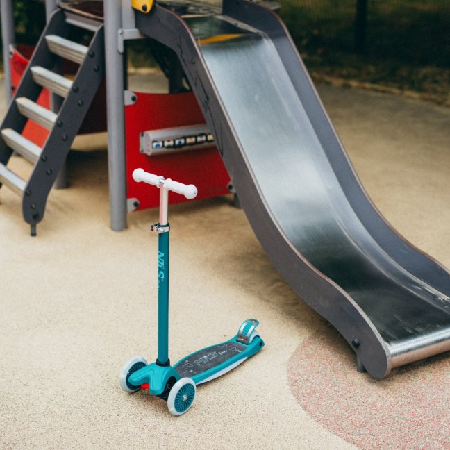 Dětská tříkolová koloběžka NILS Fun HLB1310 s LED zelená